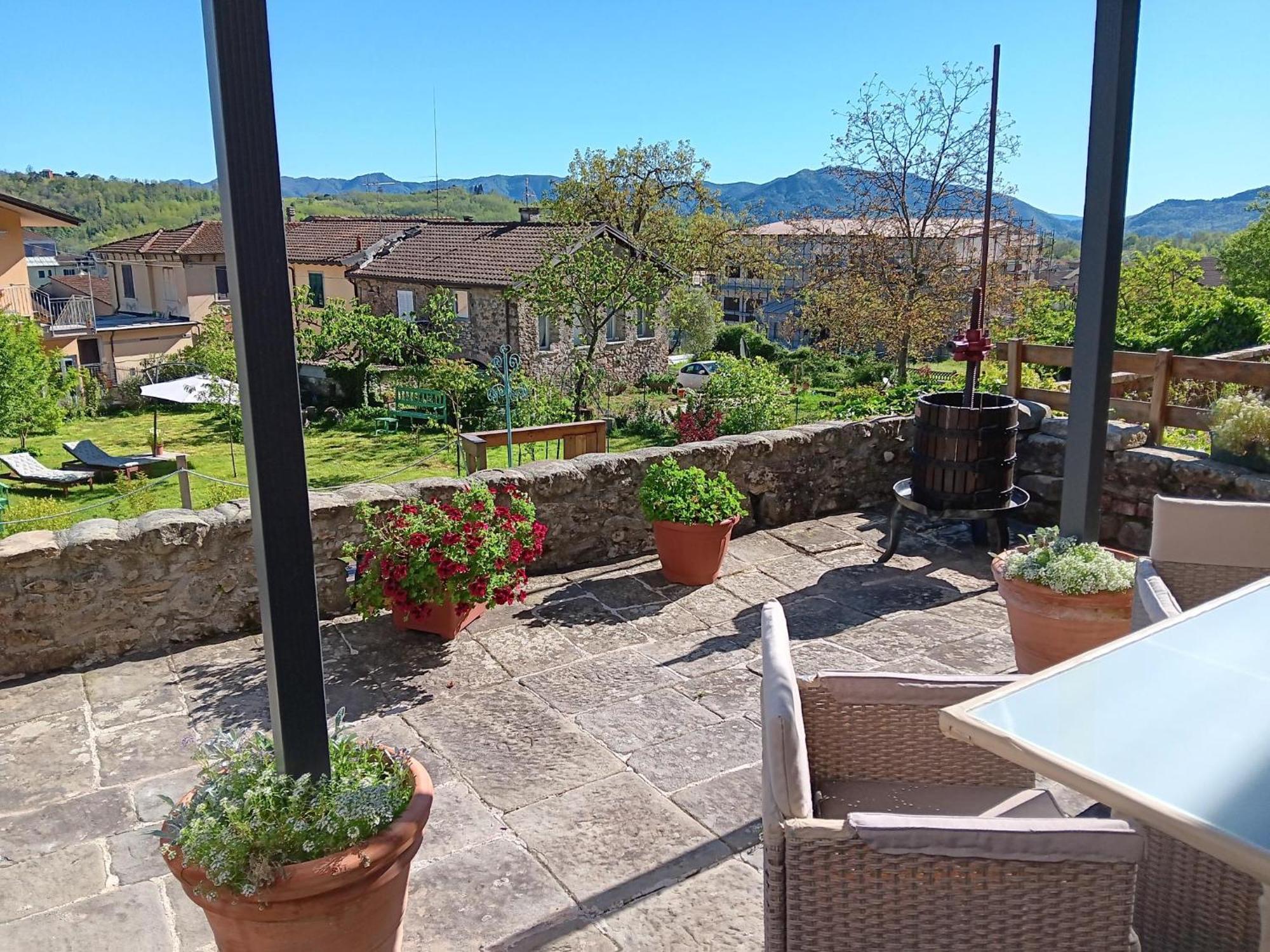 Monti Guesthouse Monti di Licciana Nardi Экстерьер фото