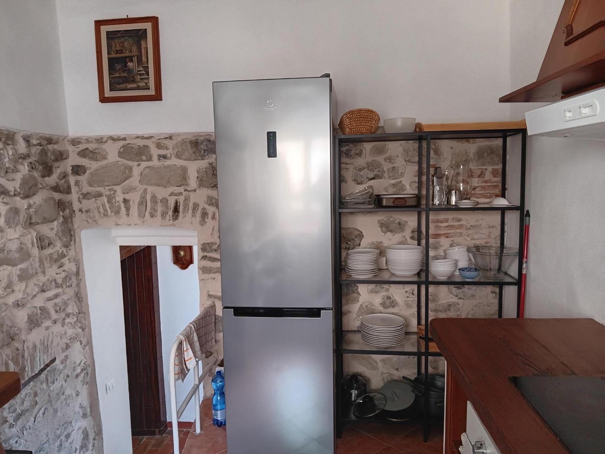 Monti Guesthouse Monti di Licciana Nardi Экстерьер фото