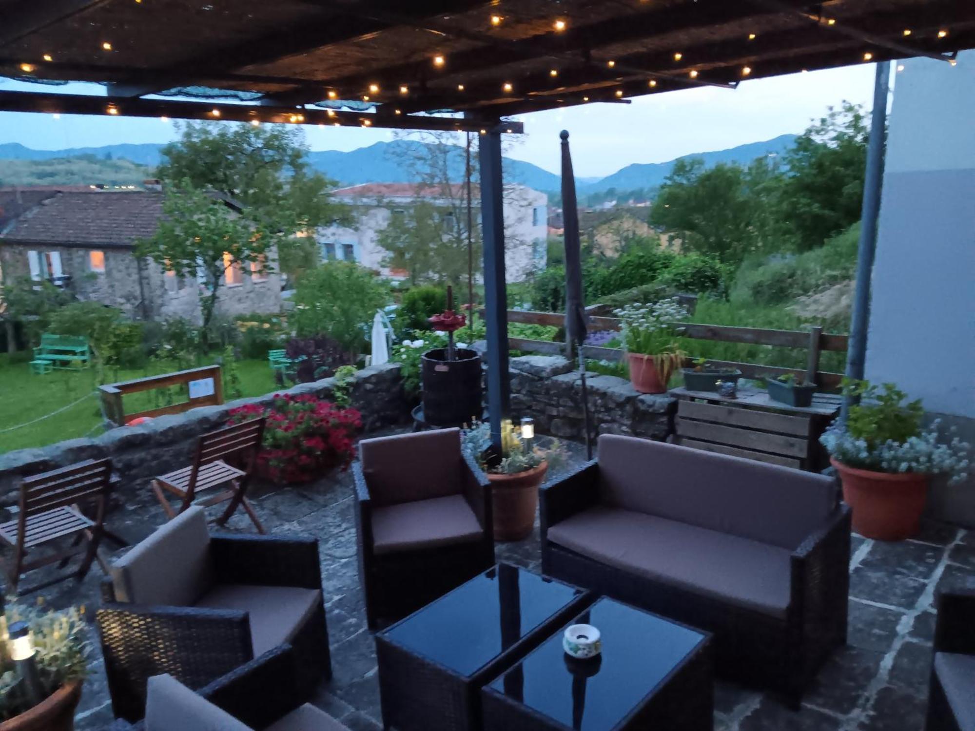 Monti Guesthouse Monti di Licciana Nardi Экстерьер фото